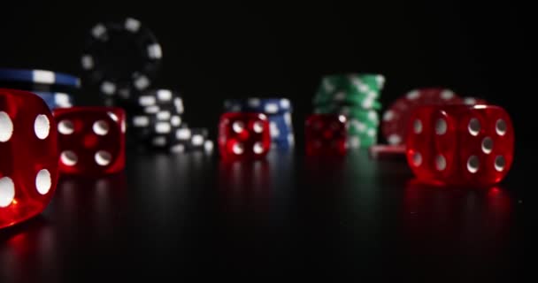 Dados Vermelhos Fichas Casino Fundo Preto Jogos Azar — Vídeo de Stock