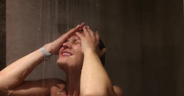Mujer Lava Cabello Bajo Agua Corriente Ducha Higiene Femenina Ducha — Vídeos de Stock