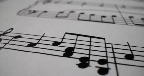 Muziekbladen Melodieën Geschreven Met Muzikale Symbolen Als Close Achtergrond Opleiding — Stockvideo