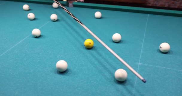 Biljarttafel Voor Snooker Met Een Set Ballen Keu Bal Raken — Stockvideo