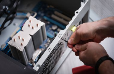 Bilgisayar güç kaynağını tamir eden teknisyen. Servis elektroniği ve bilgisayar kavramı