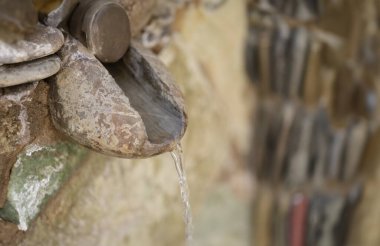 Kaynak suyu havuza akan eski taş ve çeşme. Taş kavramından yapılmış antik su borusu.