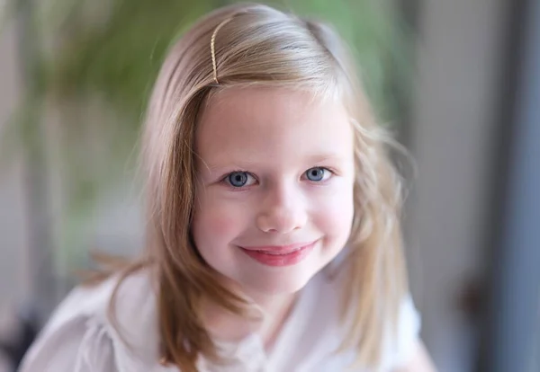 Πορτρέτο Του Όμορφου Μικρού Κοριτσιού Μπλε Μάτια Θετική Παιδιάστικη Διάθεση — Φωτογραφία Αρχείου