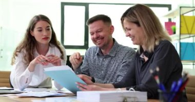 Yönetici ve bayan meslektaşlar modern çalışma alanındaki iş planından bahsediyorlar. Proje geliştirme ve takım çalışması yavaş çekim