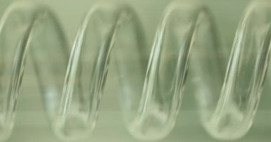 Sıvının spiral plastik tüpten akması için deneysel bir düzenek. Deney için ekipman. Laboratuvarda ağır çekimde kimyasal özelliklerin araştırılması