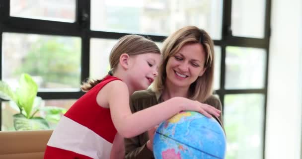 Školačka Žena Dívají Zeměkouli Domnění Studentka Studující Mapu Světa Matkou — Stock video