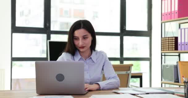 Şirket Ofisindeki Dizüstü Bilgisayarın Esmer Kadın Çalışanı Erkek Arkadaşı Yerindeki — Stok video