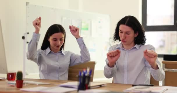 Genç Çalışanlar Şirketteki Ortaklarla Yapılan Yeni Anlaşmasını Kutlamak Için Dans — Stok video