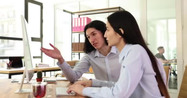 Jóvenes Compañeros Trabajo Discuten Planes Proyectos Empresariales Lugar Trabajo Premisa — Vídeos de Stock
