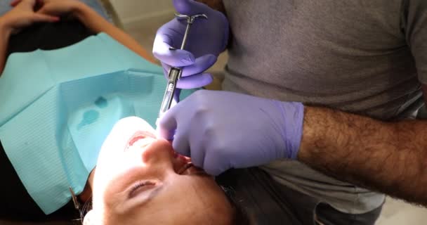 Tandläkare Blå Handskar Gör Smärtstillande Injektion För Kvinna Visdom Tand — Stockvideo