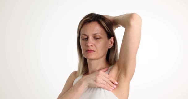 女性は 問題のある痛みの場所を見つけようとしている下痢や胸の領域に触れます ブロンドの髪を持つ女性は 脇の部分の痛みを感じる ゆっくりとした動き — ストック動画