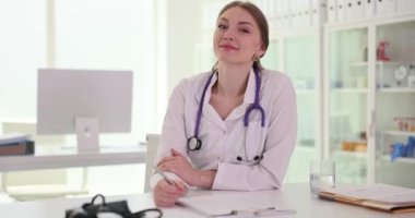Klinikte tıbbi geçmiş yazan kadın doktor. Pratisyen hekim yardımcısı hastane muayene odasındaki hasta kayıtlarını kontrol ediyor.