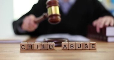 Hukukçu kadın çocuk istismarı ifadesine karşı tokmakla saldırdı. Çocuk istismarı kavramı ve ebeveynler mahkemeyi ağır çekimde ihmal ediyor
