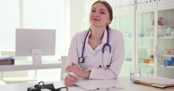 Ärztin Schreibt Krankengeschichte Klinik Hausarzthelferin Überprüft Patientenakte Sprechzimmer Des Krankenhauses — Stockvideo