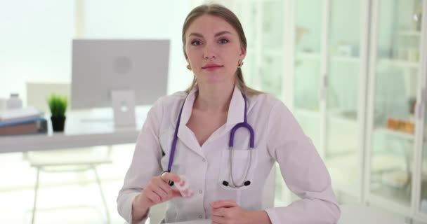 Lekarz Rodzinny Pani Pokazuje Plastikową Butelkę Tymczasowego Leczenia Lekarz Ogólny — Wideo stockowe