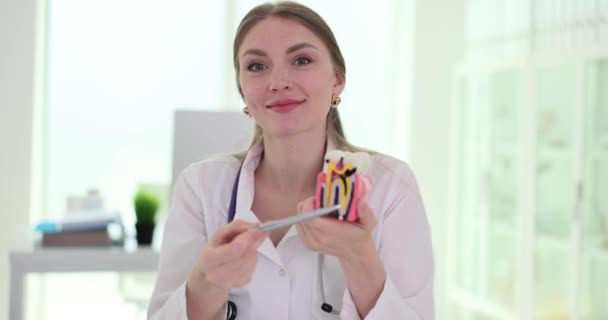Dentysta Pokazuje Sztuczny Model Zęba Próchnicą Gabinecie Zaburzenia Zębów Spowodowane — Wideo stockowe