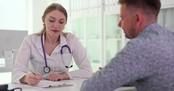 Mannen Patienten Klagar Ryggsmärta Till Kvinnlig Läkare Kliniken Kontor Läkare — Stockvideo