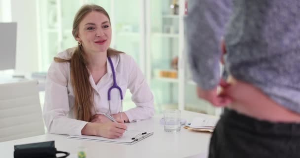 Médecin Vérifie Graisse Taille Patient Masculin Montrant Pli Peau Dans — Video