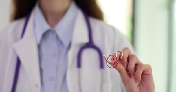 Γυναίκα Νοσοκόμα Μεταφέρουν Μικρή Κόκκινη Καρφίτσα Σήμα Καρδιακού Ρυθμού Καρδιολόγος — Αρχείο Βίντεο