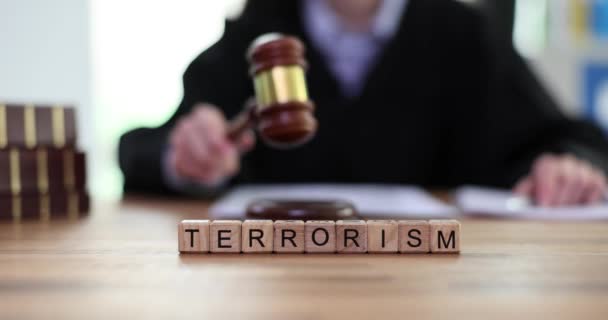 世界恐怖主义是由木制立方体组成的 用来对付法官用木槌敲击音块的行为 在法庭上的犯罪和谴责缓慢动议 — 图库视频影像
