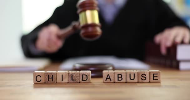 身穿法律服装的妇女用棍棒打击 虐待儿童 虐待儿童的概念和父母在法庭上的疏忽 — 图库视频影像