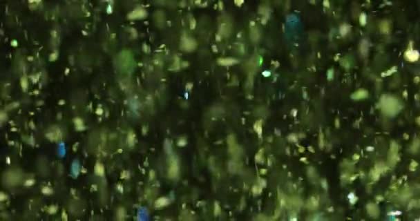 Pezzi Casuali Glitter Verde Che Volano Sfondo Scuro Carta Parati — Video Stock