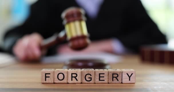 Word Forgery Fait Cubes Lettre Bois Placés Sur Table Cour — Video