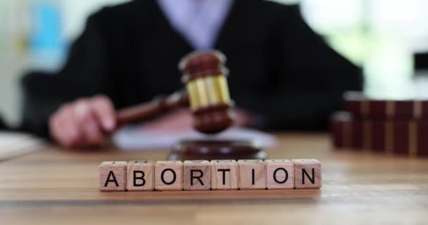 Aborto Palavras Blocos Madeira Contra Fundo Juiz Segurando Martelo Tribunal — Vídeo de Stock