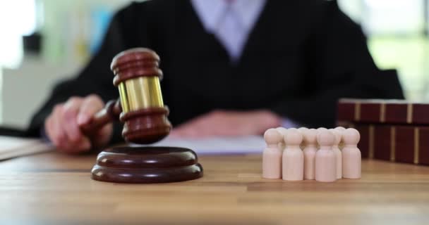 Bíró Kalapáccsal Támad Asztalra Fából Készült Figurákkal Tárgyalóteremben Bűncselekmény Amit — Stock videók