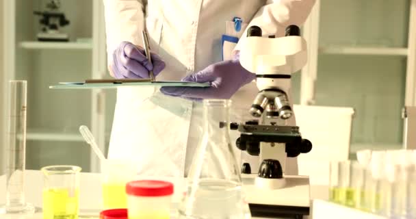 Assistant Écrit Rapport Sur Examen Des Échantillons Urine Laboratoire Scientifique — Video