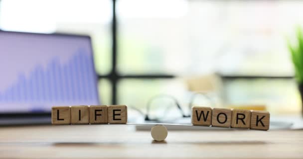 Palabras Vida Trabajo Escrito Cubos Madera Escamas Escritorio Oficina Equilibrio — Vídeo de stock