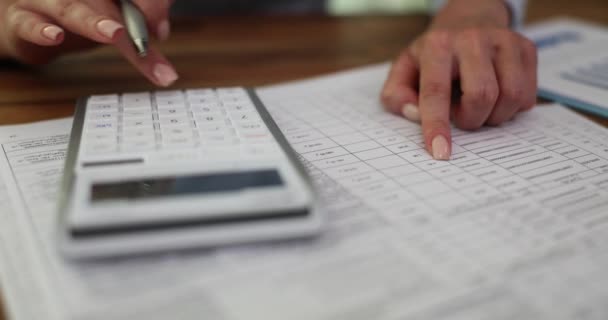 Účetní Kanceláři Při Práci Pomocí Kalkulačky Kontrolovat Roční Výdaje Společnosti — Stock video