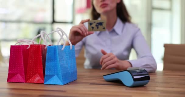 Kadının Kredi Kartı Internet Alışveriş Merkezinden Alınmış Kredi Kartıyla Ağır — Stok video