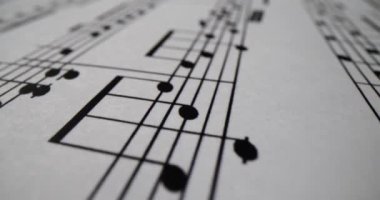 Yeni piyano kompozisyonu ile performans için basılı notlar içeren kağıt kağıtlar. Profesyonel müzisyenler için müzik notaları makro. Müzik eğitimi kavramı
