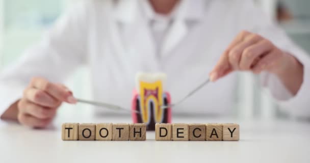 Médico Muestra Caries Modelo Artificial Diente Con Herramientas Dentales Sala — Vídeo de stock