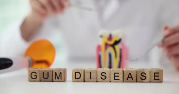 Φράση Gum Ασθένεια Από Ξύλινα Κύβους Λευκό Ιατρικό Τραπέζι Κατά — Αρχείο Βίντεο