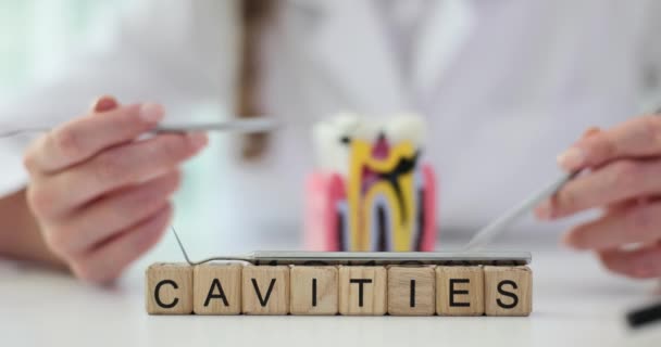 Palavra Cavidades Feitas Cubos Madeira Com Cureta Cima Fundo Mulher — Vídeo de Stock