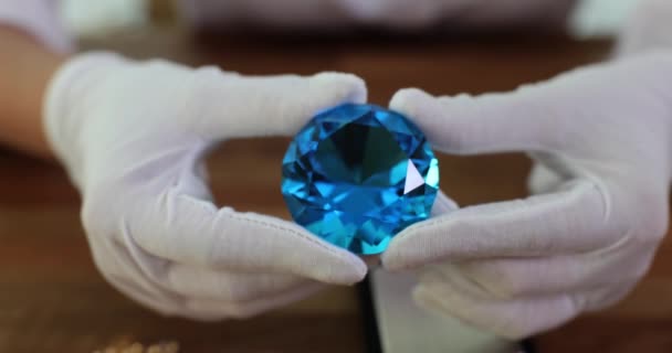 Joyero Guantes Algodón Blanco Demuestra Enorme Cristal Azul Cliente Gemas — Vídeo de stock