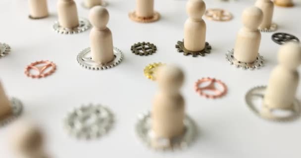Pequenos Peões Bege Colocados Várias Engrenagens Dispostas Superfície Branca Figuras — Vídeo de Stock