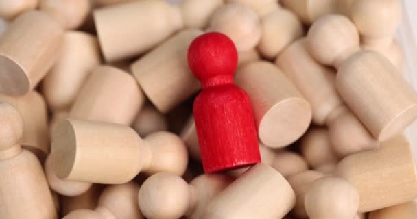 Figuras Madeira Simbolizando Pessoas Lotadas Torno Figura Vermelha Líder Conceito — Vídeo de Stock