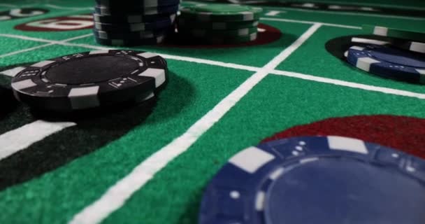 緑の賭けのテーブルに置かれた数えられたポーカー チップ 違法ギャンブルコンセプト 高級カジノナイトライフコンセプトのゲームエンターテインメント — ストック動画