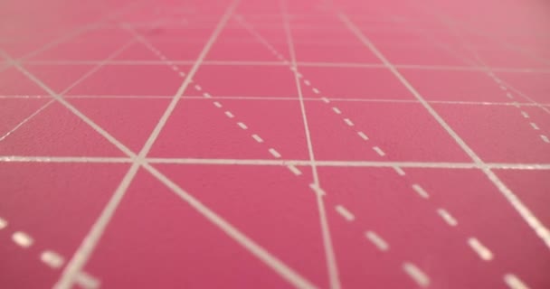 紙材料を切断するためのグラフ面 テンプレートを作成するための紙の専門的なモデリングに必要なツール テーブルの遅い動きのオフィス カバー — ストック動画