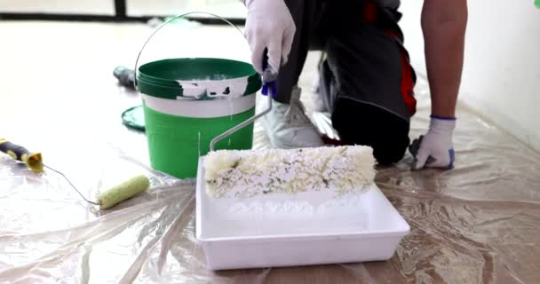 Heimwerker Greift Sich Weiße Farbe Aus Tablett Auf Kurzem Rollstock — Stockvideo