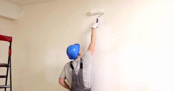 在翻新后的公寓里建造油漆墙 男工用短棍滚筒粉刷宽敞的房间 翻新概念慢动作 — 图库视频影像