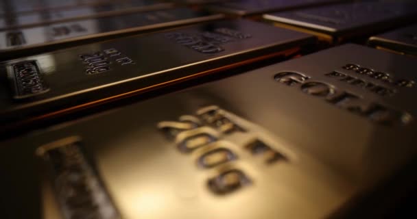 Banka Deposundaki Masanın Üzerinde Damgalı Işaretler Olan Altın Külçeler Zenginlik — Stok video