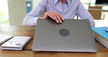 Ofis memuru iş projesinde çalışmak için dizüstü bilgisayarı açar. Bluzlu kadın şirket yavaş çekim şirketinde işe başlamak için gerekli bilgileri yazıyor.