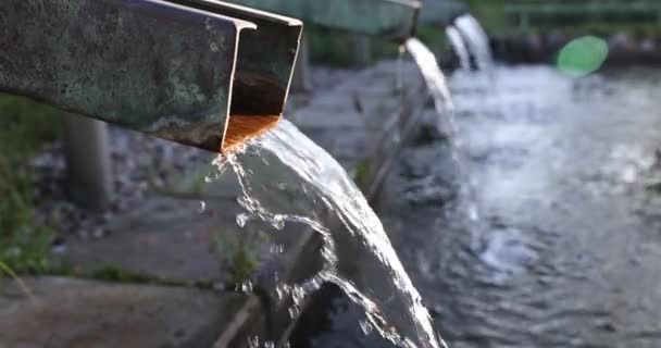 Voda Tekoucí Širokých Trubek Veřejné Fontáně Sluneční Osvětlení Veřejné Fontány — Stock video