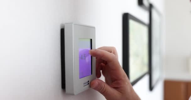 Geniş Apartmandaki Insan Sıcaklığını Duvar Kontrol Paneliyle Değiştiriyor Sahibi Ağır — Stok video