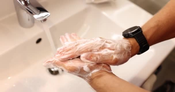 Άνδρας Τουρίστας Πλύσιμο Των Χεριών Νερό Και Σαπούνι Πάνω Από — Αρχείο Βίντεο