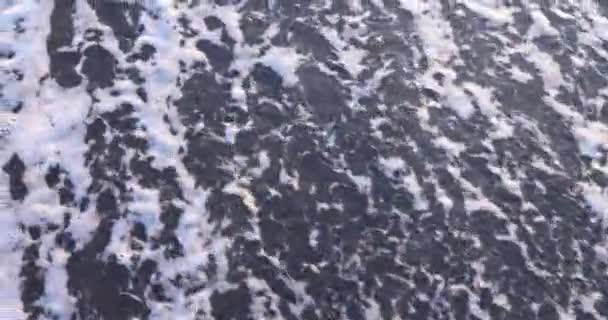 Des Vagues Mousseuses Océan Tropical Lavent Surface Humide Sable Noir — Video